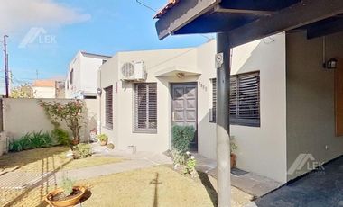 CASA EN UNA SOLA PLANTA CON PILETA, EN EXCELENTE ESTADO! APTO CREDITO!
