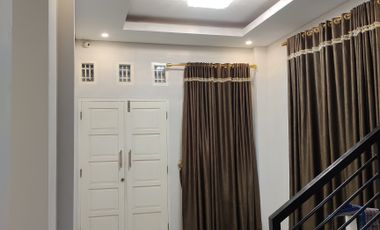 rumah 2 lantai cantik di jalur kampus unand