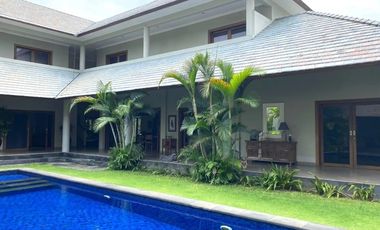 Villa mewah lokasi premium 700 meter ke pantai Sanur full furnish