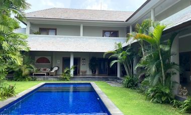 Villa mewah lokasi premium 700 meter ke pantai Sanur full furnish