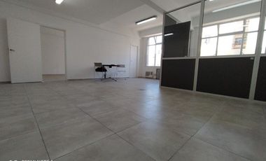 Gran Oficina en Venta. En impecable estado. Super Luminosa