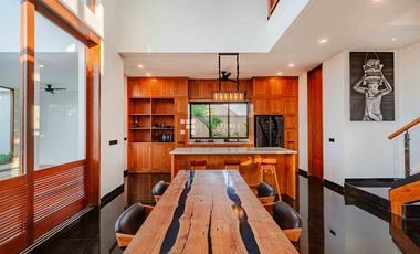 Bright Airy and Spacious 5-Beds Villa in Canggu Center