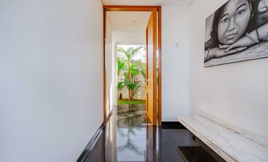 Bright Airy and Spacious 5-Beds Villa in Canggu Center