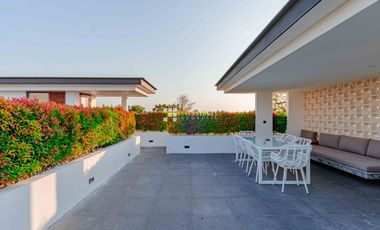 Bright Airy and Spacious 5-Beds Villa in Canggu Center