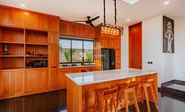 Bright Airy and Spacious 5-Beds Villa in Canggu Center