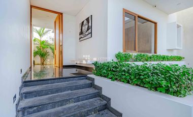 Bright Airy and Spacious 5-Beds Villa in Canggu Center
