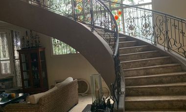 Disewakan rumah kolonial modern full furnished di pusat kota Cirebon