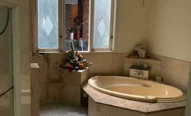 Disewakan rumah kolonial modern full furnished di pusat kota Cirebon