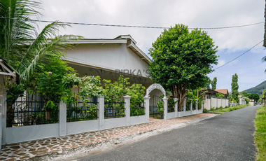 Ribka Hotel Restaurant swiming pool Banda Neira Teak colonial house