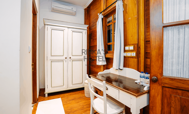 Ribka Hotel Restaurant swiming pool Banda Neira Teak colonial house