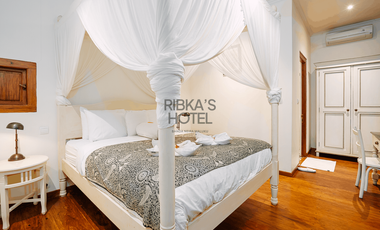 Ribka Hotel Restaurant swiming pool Banda Neira Teak colonial house