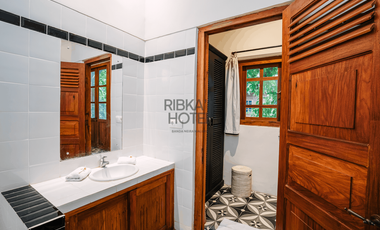 Ribka Hotel Restaurant swiming pool Banda Neira Teak colonial house