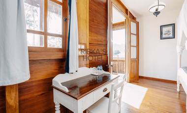 Ribka Hotel Restaurant swiming pool Banda Neira Teak colonial house