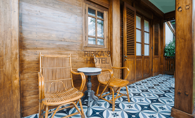 Ribka Hotel Restaurant swiming pool Banda Neira Teak colonial house