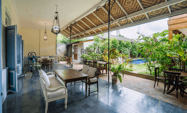 Ribka Hotel Restaurant swiming pool Banda Neira Teak colonial house