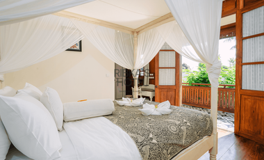 Ribka Hotel Restaurant swiming pool Banda Neira Teak colonial house