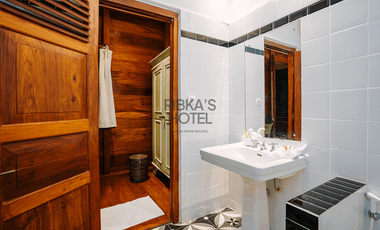 Ribka Hotel Restaurant swiming pool Banda Neira Teak colonial house