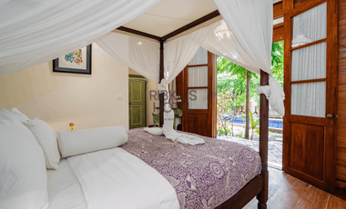 Ribka Hotel Restaurant swiming pool Banda Neira Teak colonial house