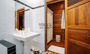 Ribka Hotel Restaurant swiming pool Banda Neira Teak colonial house