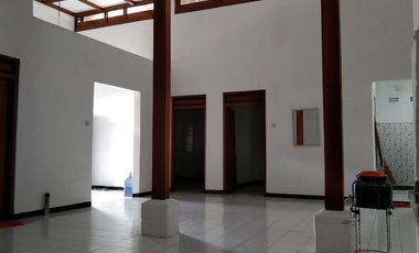 Dijual Rumah Luas di Perum Karanglo Indah