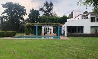 Residencia de 6 recámaras y gran Jardín