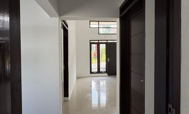 RUMAH FASILITAS LENGKAP CARPORT LUAS PLUS HALAMAN BELAKANG