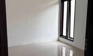 RUMAH FASILITAS LENGKAP CARPORT LUAS PLUS HALAMAN BELAKANG