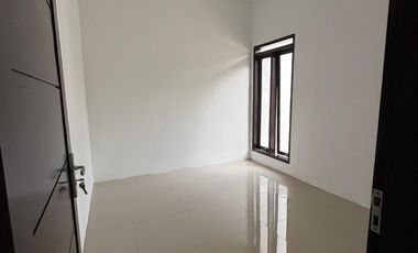 RUMAH FASILITAS LENGKAP CARPORT LUAS PLUS HALAMAN BELAKANG