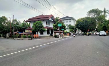 Rumah Bagus KOTABARU Yogyakarta parkir luas Lt 471 m² LB 200 m SHM-IMB