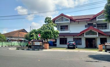 Rumah Bagus KOTABARU Yogyakarta parkir luas Lt 471 m² LB 200 m SHM-IMB