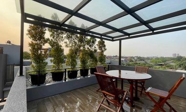 Rumah Mewah dan Asri Memiliki Kolam Renang Pribadi dan rooftop di daerah Jakarta Selatan.