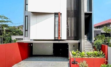 Rumah Mewah dan Asri Memiliki Kolam Renang Pribadi dan rooftop di daerah Jakarta Selatan.