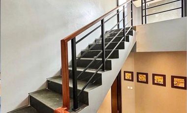 Rumah Mewah dan Asri Memiliki Kolam Renang Pribadi dan rooftop di daerah Jakarta Selatan.