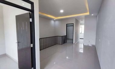 Rumah baru mewah 2 lantai dkt kampus UNM Tamalate