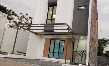 Rumah 3 lantai 4 kamar tidur di Grogol Limo Depok