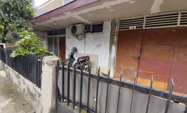 Rumah Bangunan Tua SHM di Pulo Asem, Jakarta Timur