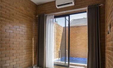 Rumah Nyaman + Kolam Renang pribadi, Akses Cepat ke Surabaya!