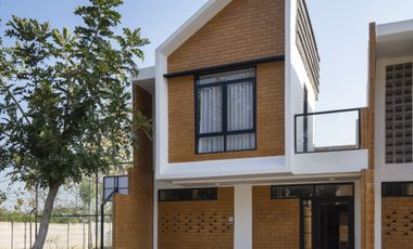 Rumah Nyaman + Kolam Renang pribadi, Akses Cepat ke Surabaya!