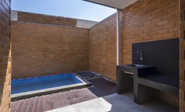 Rumah Nyaman + Kolam Renang pribadi, Akses Cepat ke Surabaya!