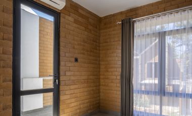 Rumah Nyaman + Kolam Renang pribadi, Akses Cepat ke Surabaya!