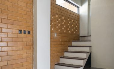 Rumah Nyaman + Kolam Renang pribadi, Akses Cepat ke Surabaya!