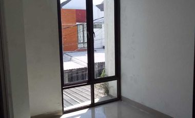 di kontrakan ruah dua lantai di sawangan