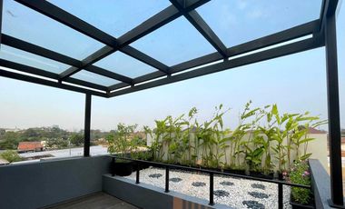 Rumah Mewah di Jakarta Selatan sudah fullfurnished dan free biaya2 , ada rooftop yang keren.