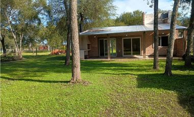 Casita junto al algarrobo! Aires de Colonia!