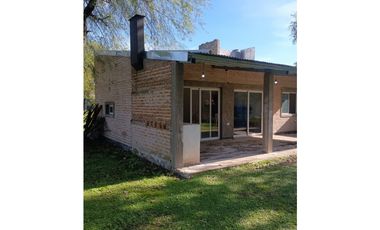 Casita junto al algarrobo! Aires de Colonia!