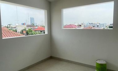 Rumah Brand New Hook 2.5 Lantai Bebas Banjir di Duri Kepa