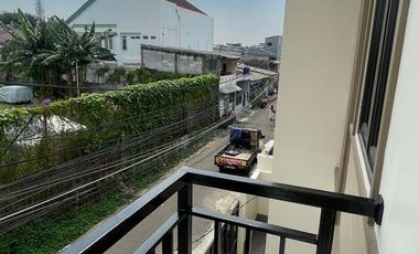 Rumah Brand New Hook 2.5 Lantai Bebas Banjir di Duri Kepa