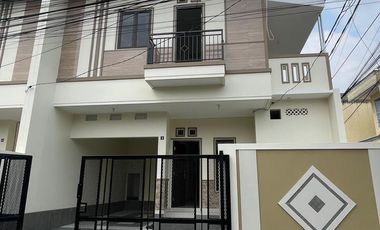 Rumah Brand New Hook 2.5 Lantai Bebas Banjir di Duri Kepa