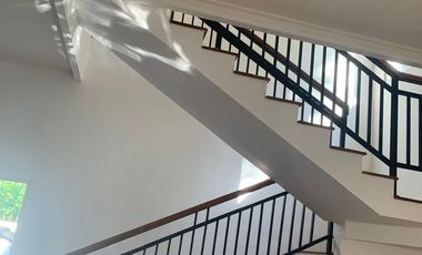 BU TURUN HARGA - Dijual Rumah Jogja 2 Lantai, Dekat Kampus UII Jalan Kaliurang,  ; Halaman Luas 4 mobil parkir