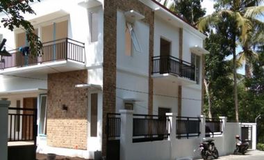 BU TURUN HARGA - Dijual Rumah Jogja 2 Lantai, Dekat Kampus UII Jalan Kaliurang,  ; Halaman Luas 4 mobil parkir